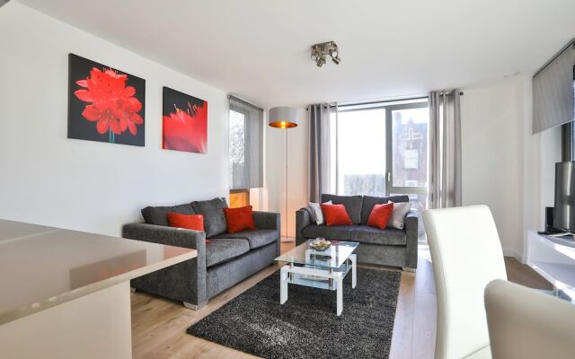 2 Bed 2 Bath flat close to underground