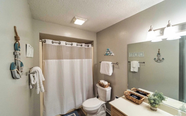 Lazy L at the Lake Chic 3 BDR Condo w/ Boat Slip