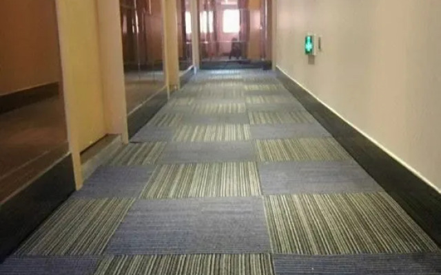 Yayue Hotel (Nanjing East Road Pedestrian Street)