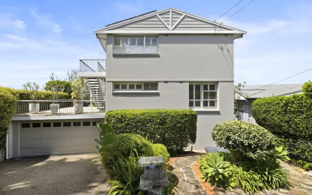 Spacious 5-bed Beach House With Ocean View