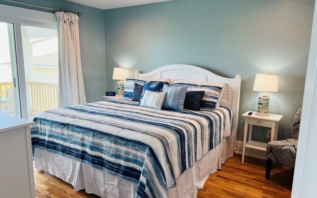 Holden R Breath 4 Bedroom Home by RedAwning