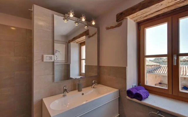 Beautiful Villa Consisting of two Houses With Private Pool, Near Pula and Beach