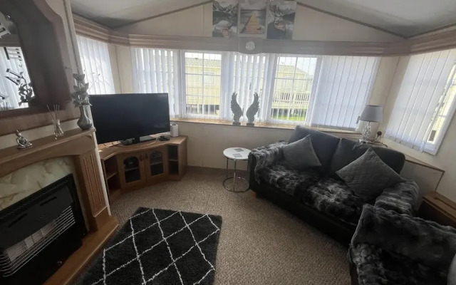 Cozy Cabin Retreat in Towyn