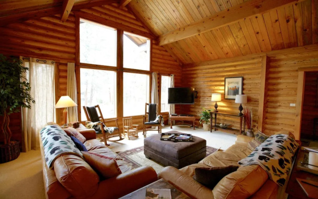 3 Blue Grouse 5 Bedroom Home by Redawning