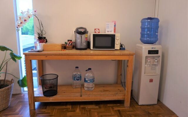 Two Gals And The Pig - Hostel