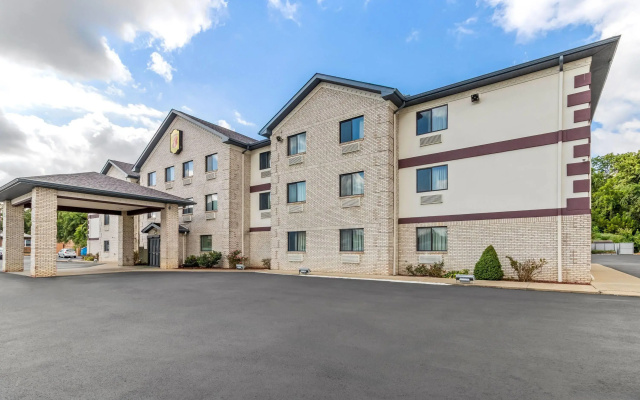 Super 8 by Wyndham Uniontown PA