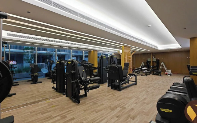 5 Mins Circle mal & 12 Mins Emirates Mal