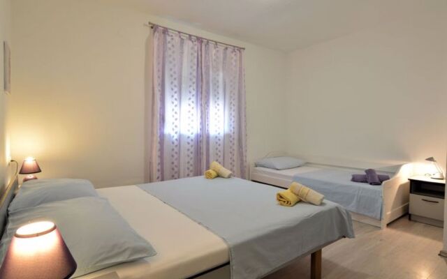 Apartment Klarić Ammoudi 25978