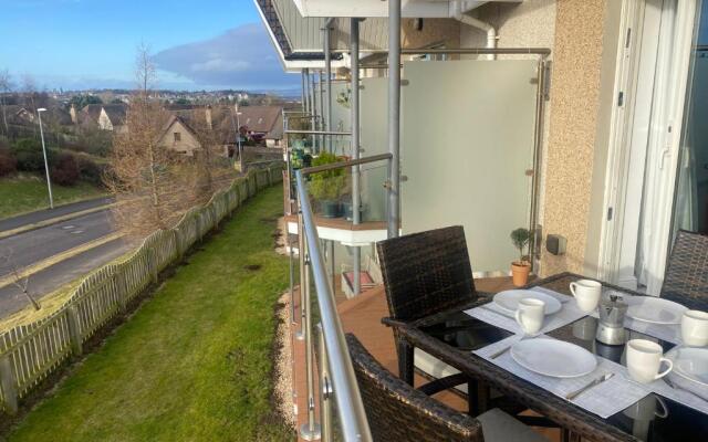 The Duplex Nairn- Spacious 3 Bedroom with sunny balcony