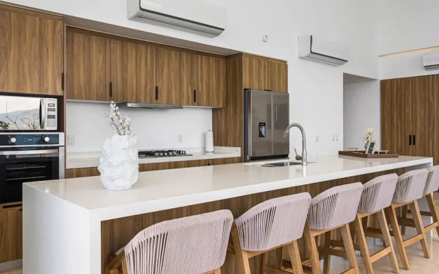 Beachfront Luxury 4BR Penthouse With Incredible Ocean Views