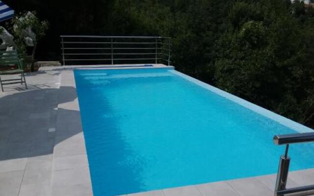 Tranquity Studio Apartment Ika