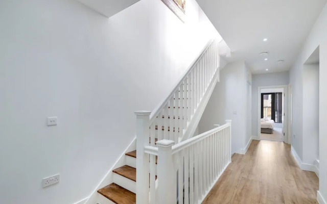 Modern Executive 5 Bedroom Home in Purley
