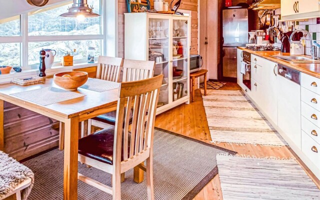 Stunning Home in Bekkjarvik With 3 Bedrooms and Wifi