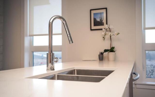 Ocean Bay New Luxury Condo Sleeps 5 Parking, Coffee, AC
