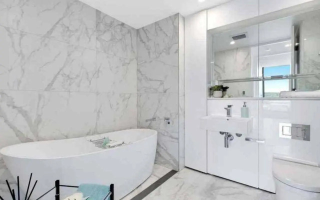 Stylish Penthouse with Views & Jacuzzi