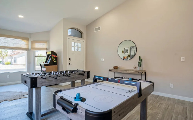 Dos Palmas - Gilbert Poolside Retreat