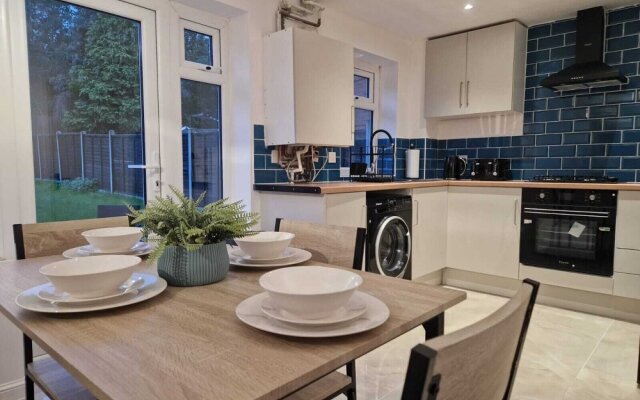 Stunning 3-bed Home Near City Centre, Chic Comfort
