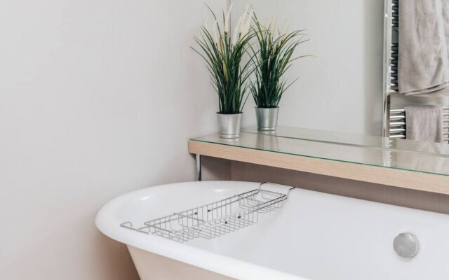 The Herringbone - 3 Bed With Parking Pet Friendly