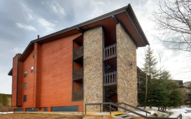 Mountainside Condominiums by CRMR