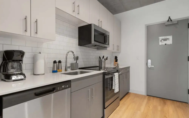 4BR Group Retreat Near Lincoln Park