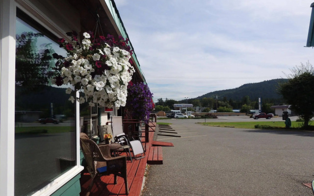 100 Mile Motel & RV Park