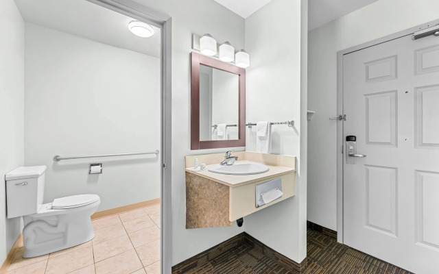 Super 8 by Wyndham Saskatoon Near Saskatoon Airport