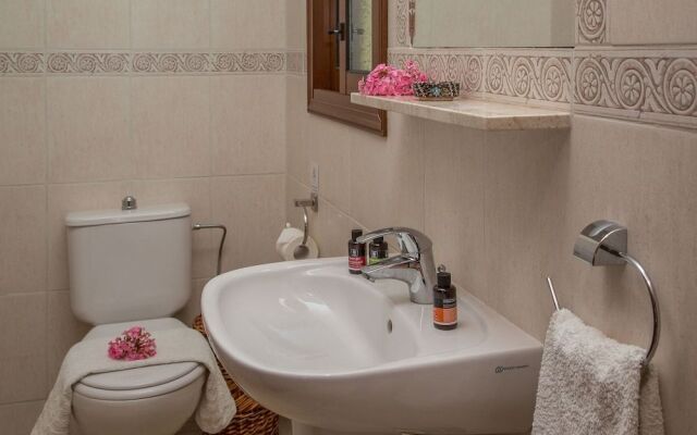 Coral Bay Sunlight Villa