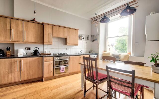 Stylish 2BR Flat Close To Edinburgh City Centre