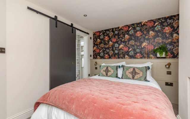 The Oak Rooms | By Huluki Sussex Stays