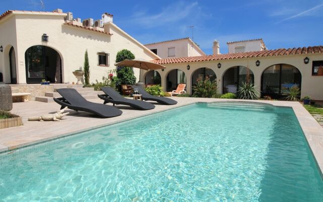 Elegant Holiday Home in Empuriabrava With Pool