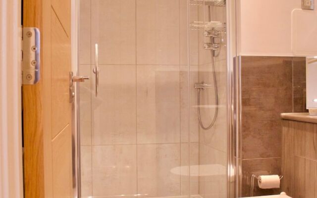 2 Bedroom Flat In Broughton Area