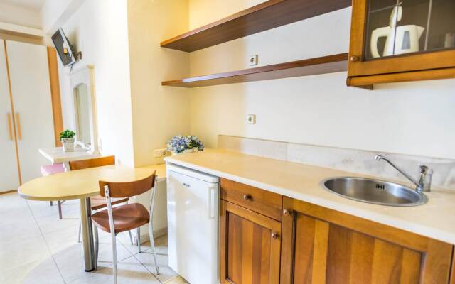 Pela Sofia Studios & Apartments