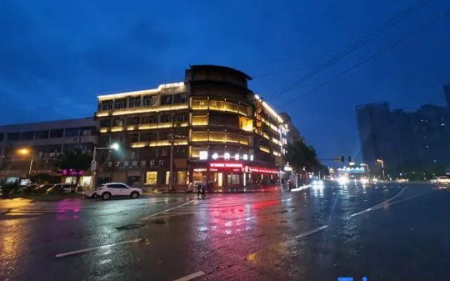 Huihe Water Margin Hotel (Guangfeng Passenger Transport Center Branch)