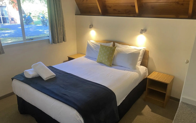 Mountain Chalets Motel