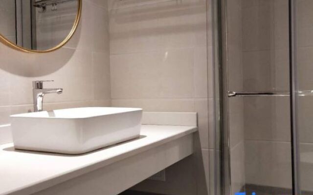 Yueguang Holiday Hotel