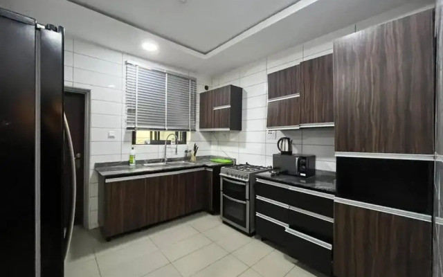 Lovely 3-bed With a Pool Next to Four Point