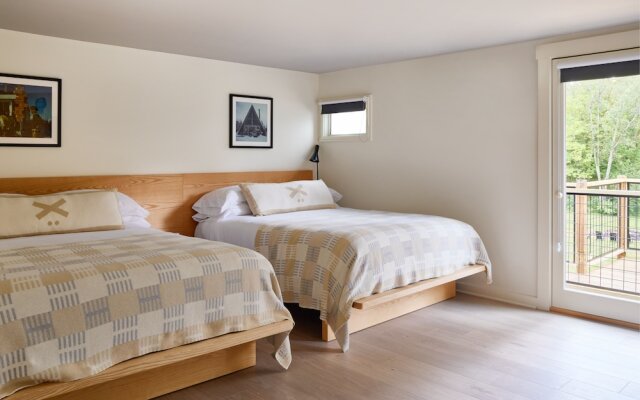 Tälta Lodge, A Bluebird by Lark