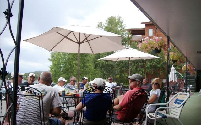 Western Riviera Lakeside Lodging