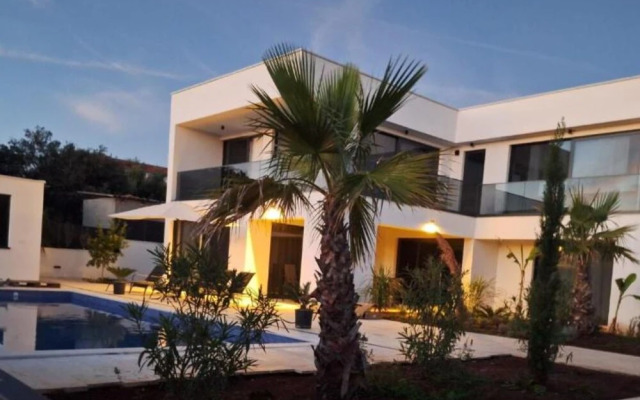Sunset Villa Aves With Pool, Gym and Sauna
