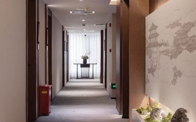Qianna Hotel (Xi'an Bell Tower Huimin Street Subway Station)