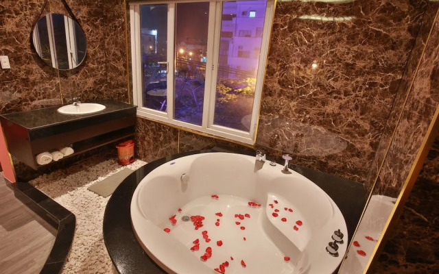 Lotus Hotel - The Cupid Room