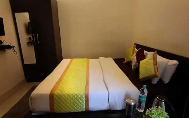 Sada Shiv Guest House near Ganga river