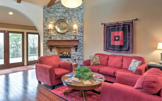 Beautiful Central Fayetteville Townhome w/ Views!