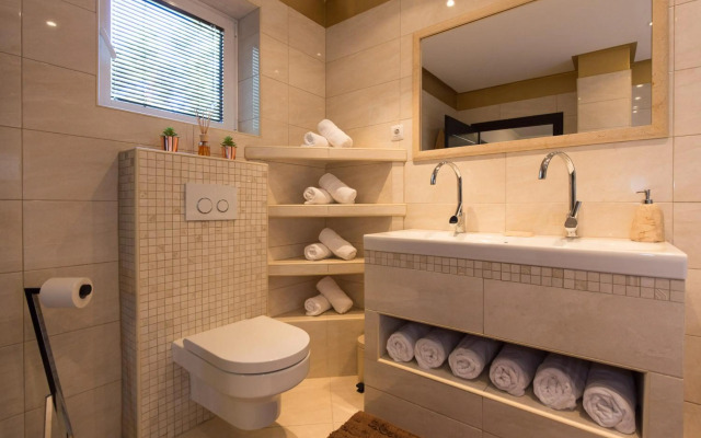 Deluxe Sea View Apartment Mate Balote