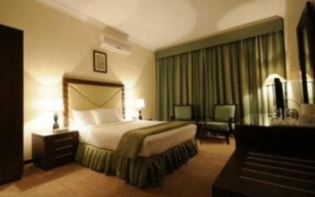 Royal Hotel And Suites
