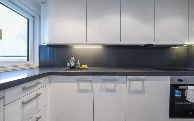 Borough Flat With City Views by Underthedoormat