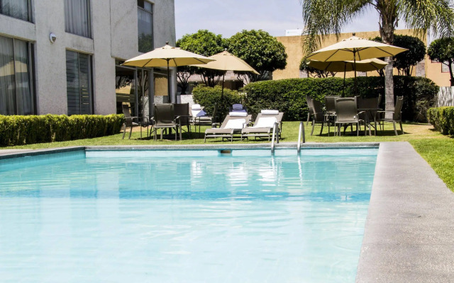 La Posada Hotel y Suites