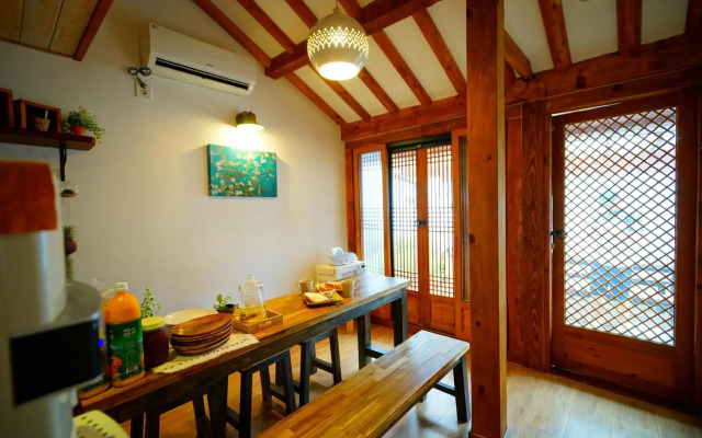 Jeonju Aranggwol Hanok Pension