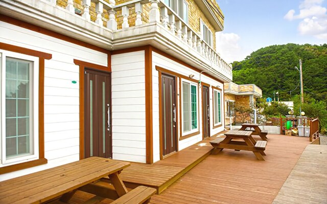Geoje Dojangpo Pension