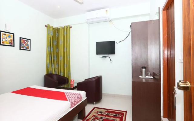 OYO 15725 Golden Residency